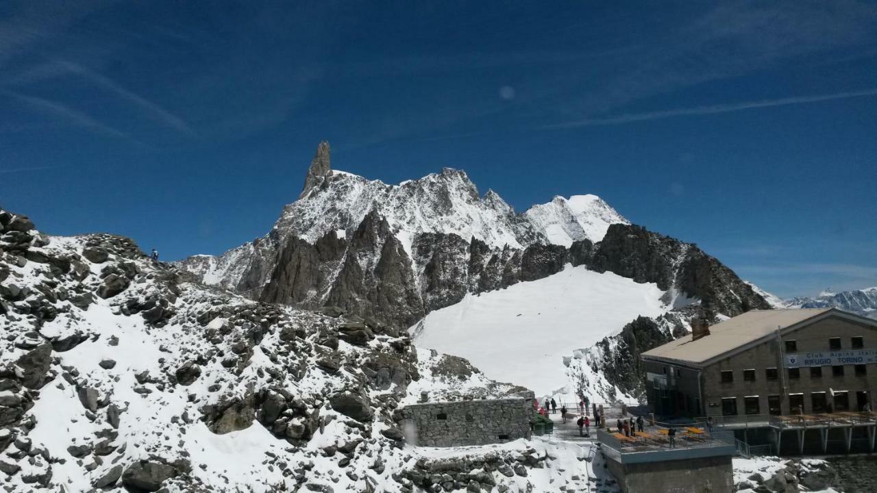 Chez Soi Taverna Alloggio A Courmayeur Exteriér fotografie